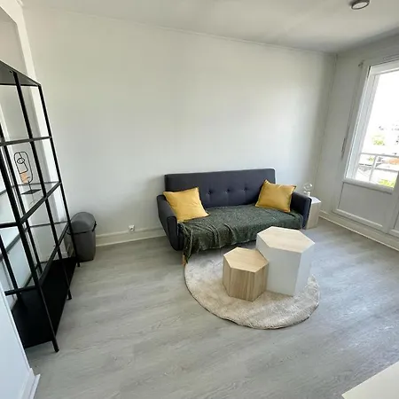 Апартаменты Beautiful And Modern Flat With Double Bedroom In Реймс